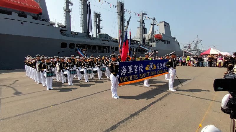 ▲海軍敦睦訓練支隊首場在高雄港舉行，因邵有機會開放艦艇參觀，今天的開放參觀，也吸引不少民眾前來排隊參觀。（圖／記者郭凱杰攝，2023.03.10)