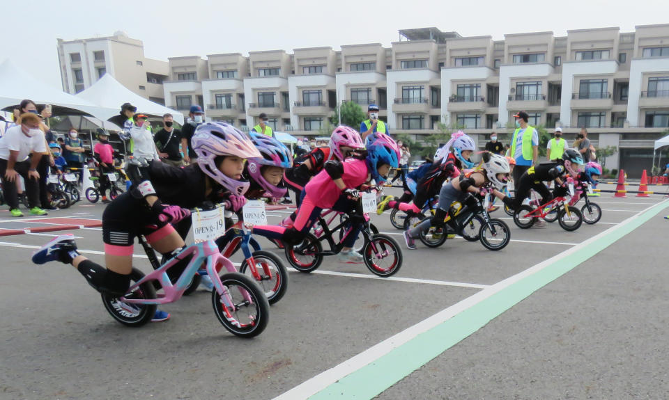 市長盃Push Bike滑步車錦標賽，小選手加快跑步頻率來推動滑步車行進速度。（記者陳治交攝）