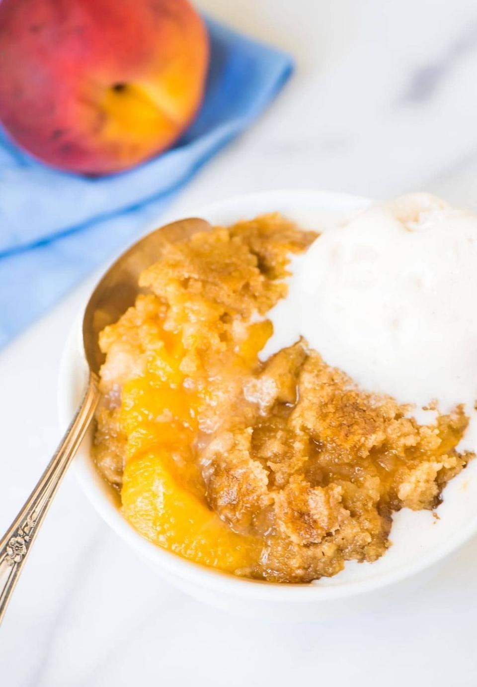 summer slow cooker recipes peach cobbler