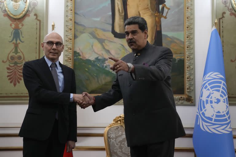 El presidente de Venezuela, Nicolás Maduro, a la derecha, estrecha la mano del Alto Comisionado de la ONU para los Derechos Humanos, Volker Turk, mientras posan para las fotos, en el palacio presidencial de Miraflores, en Caracas, Venezuela, el viernes 27 de enero de 2023.