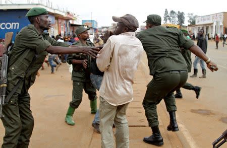 Congolese soldiers arrest civilians protesting against the government's failure to stop the killings and inter-ethnic tensions in the town of Butembo, North Kivu province in Democratic Republic of Congo, August 24, 2016. REUTERS/Kenny Katombe