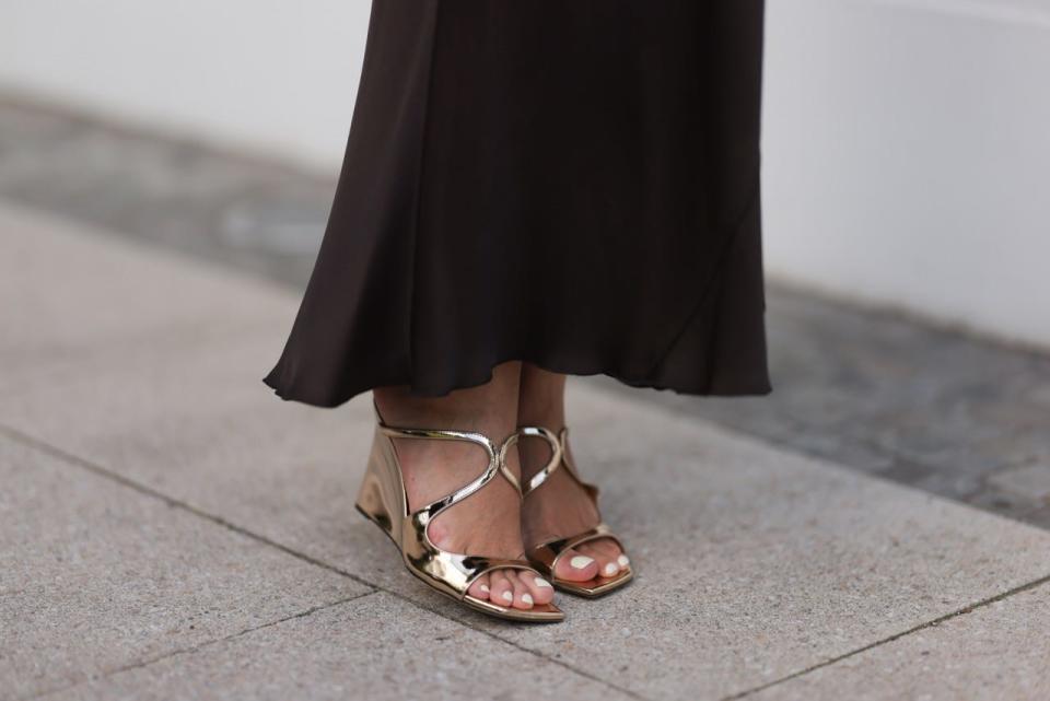 Metallic wedge sandals with flowy skirt