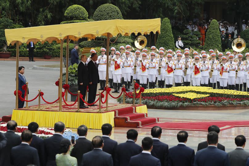 Vladimir Poutine et Tô Lâm le président vietnamien pendant une cérémonie militaire