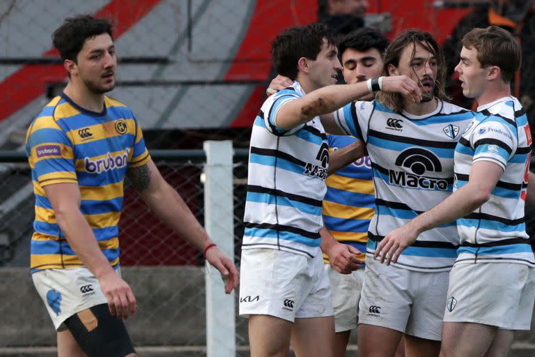 Elocuente: Carlos Repetto y su frustración ante uno de los festejos de San Isidro Club, que con cinco tries en la segunda mitad demolió al campeón y se tomó un pequeño desquite de la final de 2022.