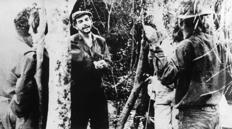 Entre 1965 y 1967, Ernesto "Che" Guevara, en un bosque de Bolivia. Dirigía en ese momento un movimiento guerrillero contra las autoridades bolivianas