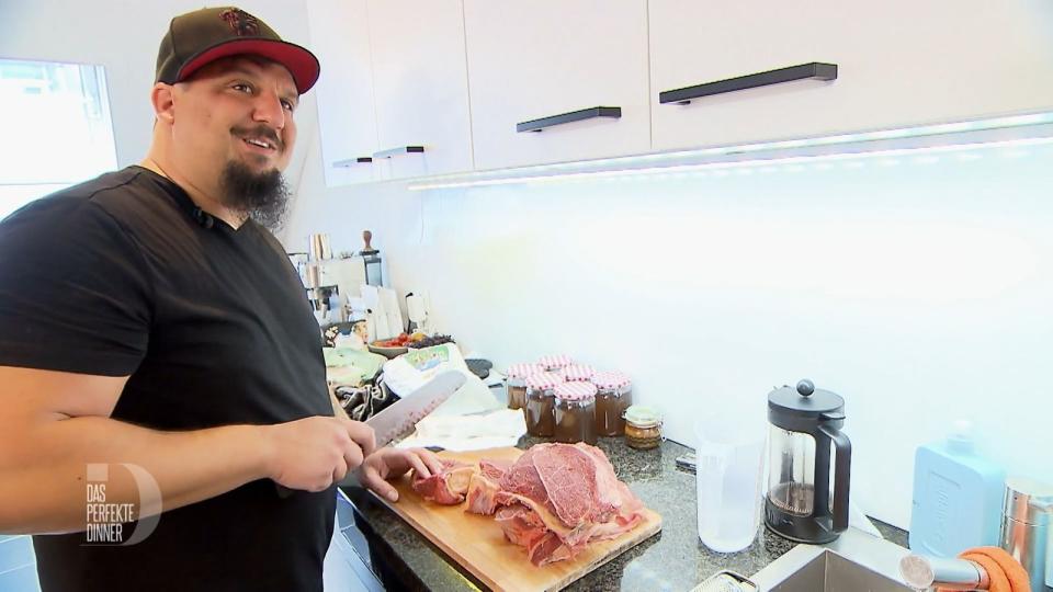 Die Verarbeitung von rohem Fleisch gehört nicht zu Davids Lieblingstätigkeiten.
 (Bild: RTL)