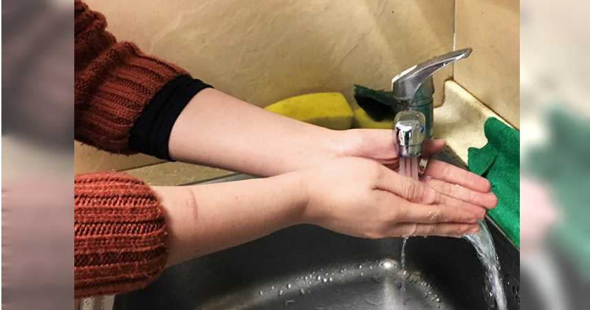 醫師提醒，碰觸外界物品之後一定要徹底洗手，也要隨時警惕不要摸自己的眼、口、鼻。（圖／報系資料照）