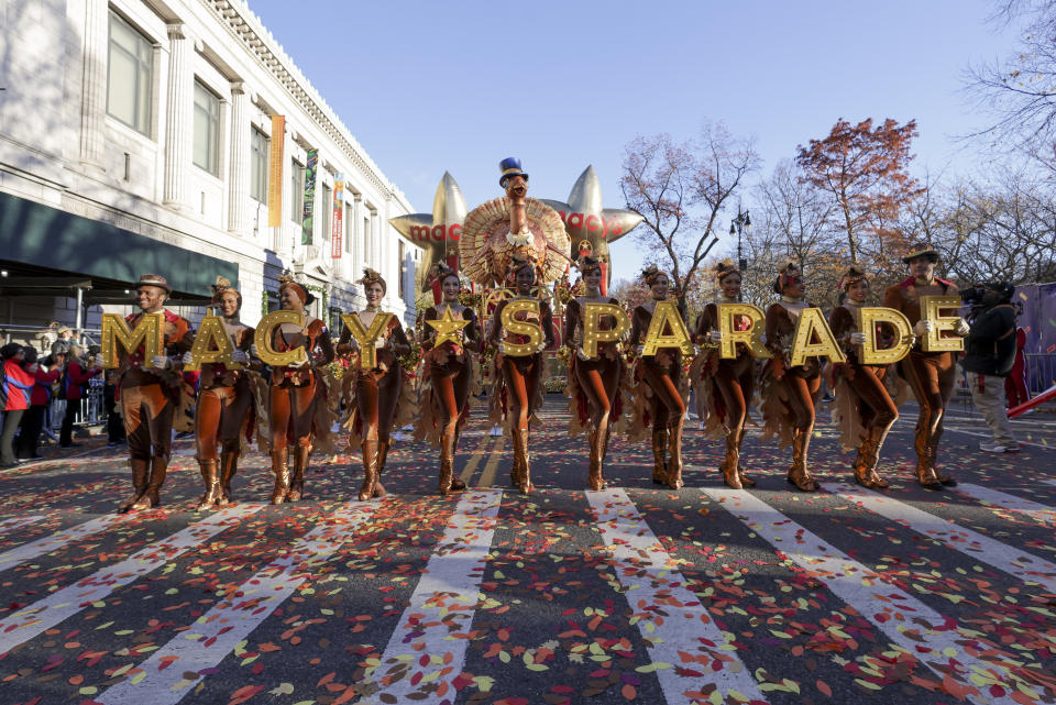 Participantes en el desfile de Acción de Gracias preceden la carroza del pavo por la avenida Central Park West, Nueva York, jueves 23 de noviembre de 2023. (AP Foto/Jeenah Moon)