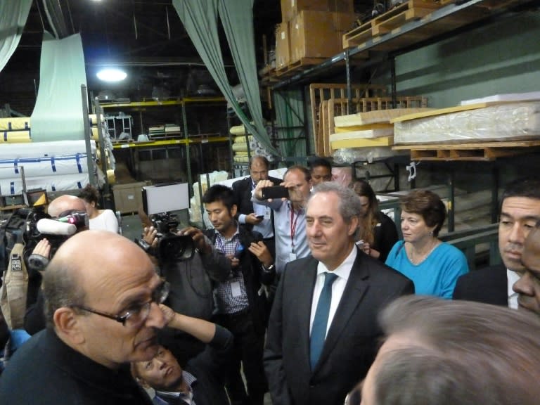 US Trade Representative Michael Froman (C) takes a break from negotiations on the Trans-Pacific Partnership trade treaty in Atlanta, Georgia, to visit a factory, on October 1, 2015