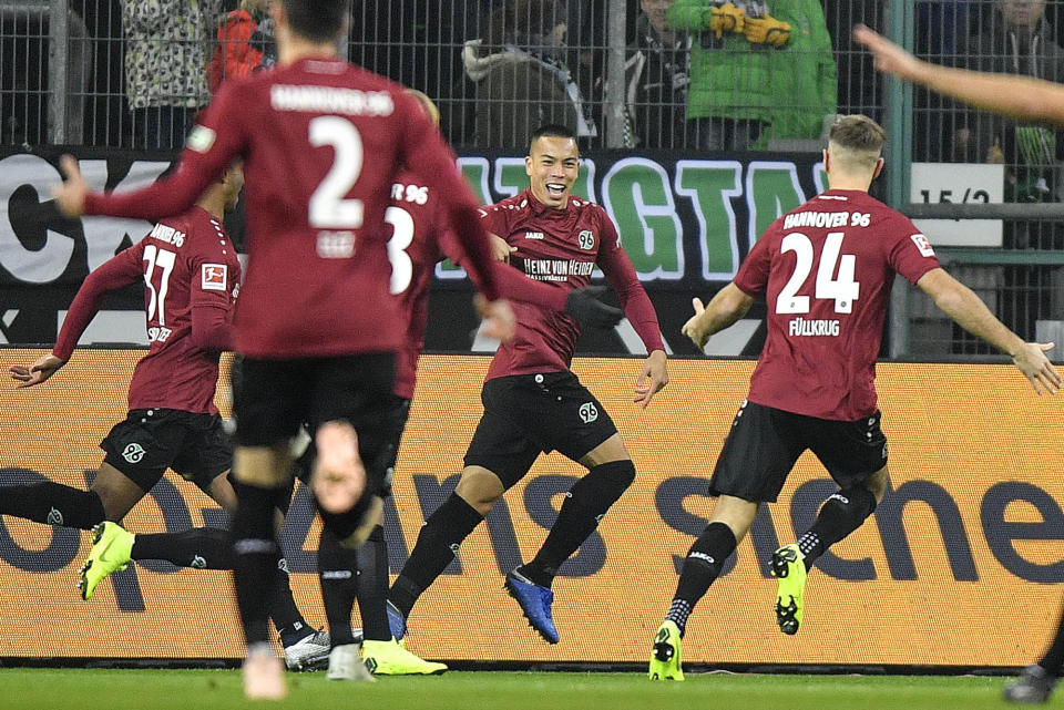 Hannover's Bobby Wood celebrates after scoring the opening goal in the first minute during the German Bundesliga soccer match between Borussia Moenchengladbach and Hannover 96 at the Borussia Park in Moenchengladbach, Germany, Sunday, Nov. 25, 2018. (AP Photo/Martin Meissner)