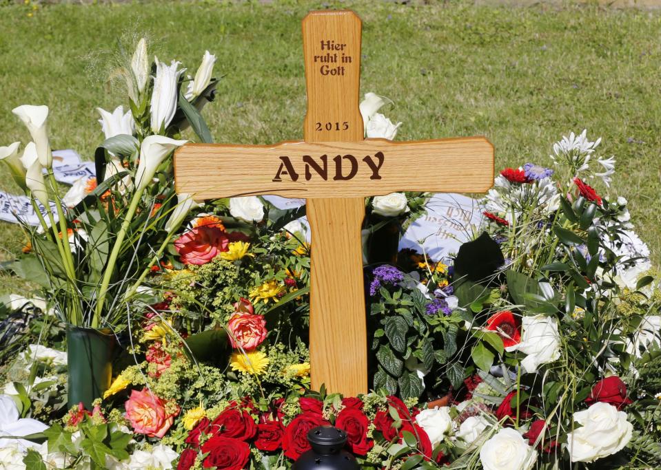 Ein schlichtes Holzkreuz auf dem Friedhof seiner Heimatgemeinde erinnert an den Todespiloten. (Bild: AP Images)