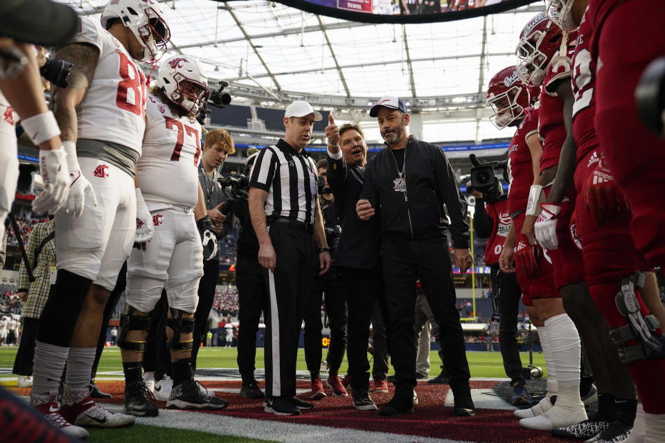 Jimmy Kimmel, center right, performs the coin toss before the LA Bowl between Fresno State and Washington State in Inglewood, Calif., Saturday, Dec. 17, 2022. (AP Photo/Ashley Landis)