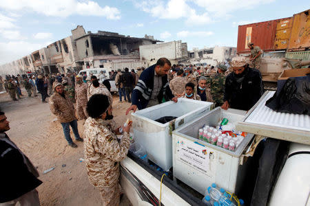 A fighter of Libyan forces allied with the U.N.-backed government receives as forces advance against Islamic State holdouts in Ghiza Bahriya district in Sirte, Libya December 1, 2016. REUTERS/Ismail Zitouny