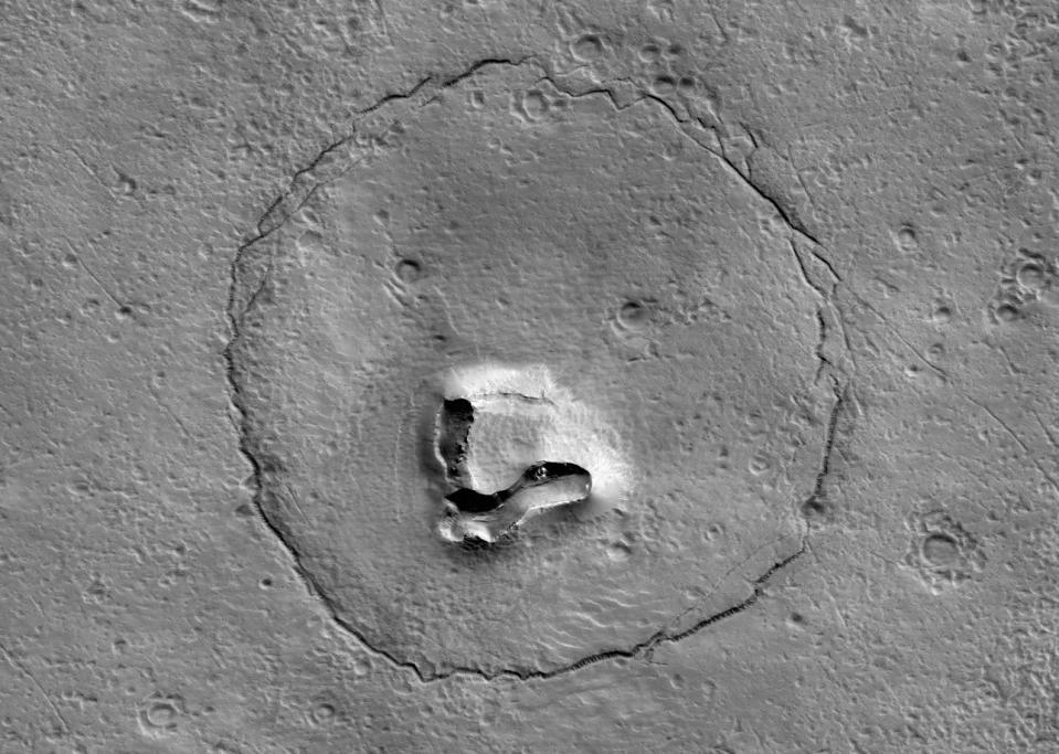 Dieses bärige Foto eines Mars-Kraters hat ein von der University of Arizona betriebener Nasa-Rover aufgenommen (Bild: Nasa/JPL-Caltech/UArizona)