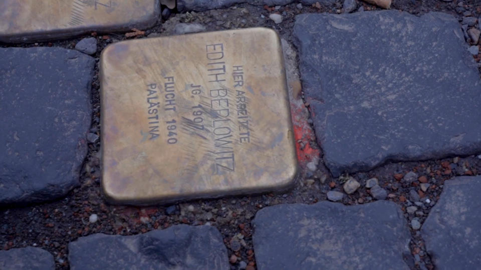 德國威瑪的街道上有很多絆腳石，實際上是一個個寫著被迫害猶太人名字的紀念碑，目的是喚醒人們的記憶。（圖／李惠仁電影工作室）