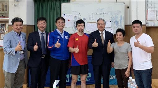 體育署長高俊雄（左3）、中華桌協理事長林茂榮（左2）與桌球培訓隊莊智淵（左４)合照 。（圖／體育署提供）
