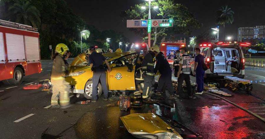 計程車遭高速追撞，嚴重變形，車內兩人送醫急救無效身亡。（圖／警方提供）