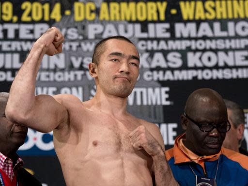 El boxeador kazajo Beibut Shumenov presenta la pelea contra el estadounidense Bernard Hopkins, el 18 de abril de 2014, en Washington (AFP | NICHOLAS KAMM)