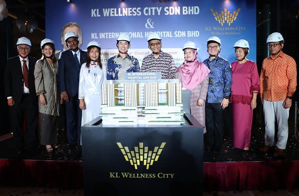 The launch of international tertiary hospital by KL Wellness City witnessed by YB Datuk Seri Dr. Haji Dzulkefly Ahmad, Minister of Health (6th from left), YB Puan Anfaal, Member of the Selangor State Executive Council (Women and Family Empowerment, Social Welfare & Care Economy) (4th from right), Dato’ Dr. Colin Lee, Managing Director of KL Wellness Cit (5th from left) and YB Puan Teresa Kok, Member of Parliament Seputeh (4th from left) together with the management team of KL Wellness City.