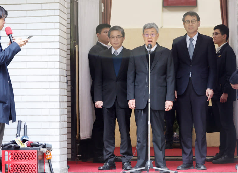 行政院長陳建仁（前右二）19日受訪表示，太平島及其附近的海域，屬於中華民國的領土範圍，呼籲中國大陸不要片面干擾。（中央社資料照）