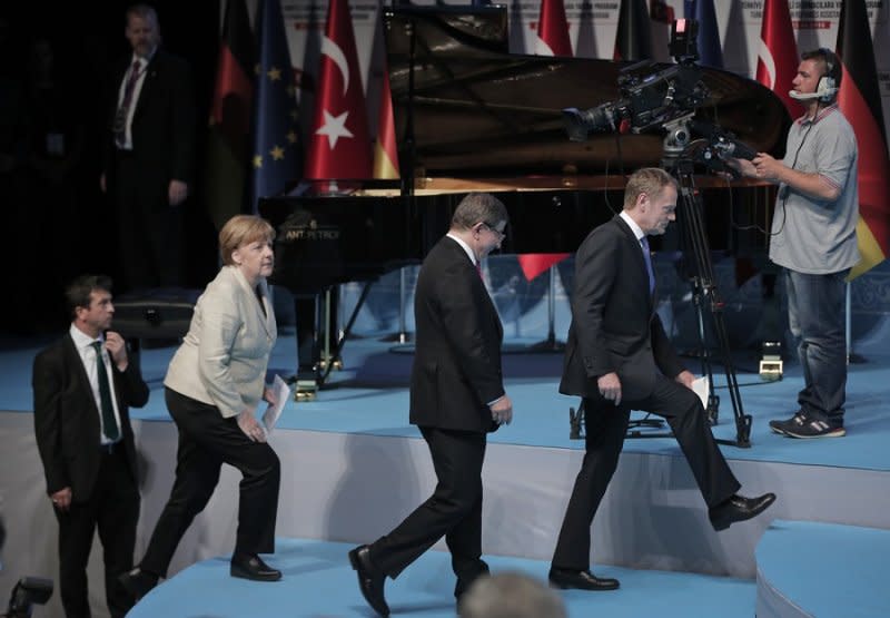 （左至右）德國總理梅克爾、土耳其總理達武特奧盧及歐洲理事會主席圖斯克參與記者會（美聯社）