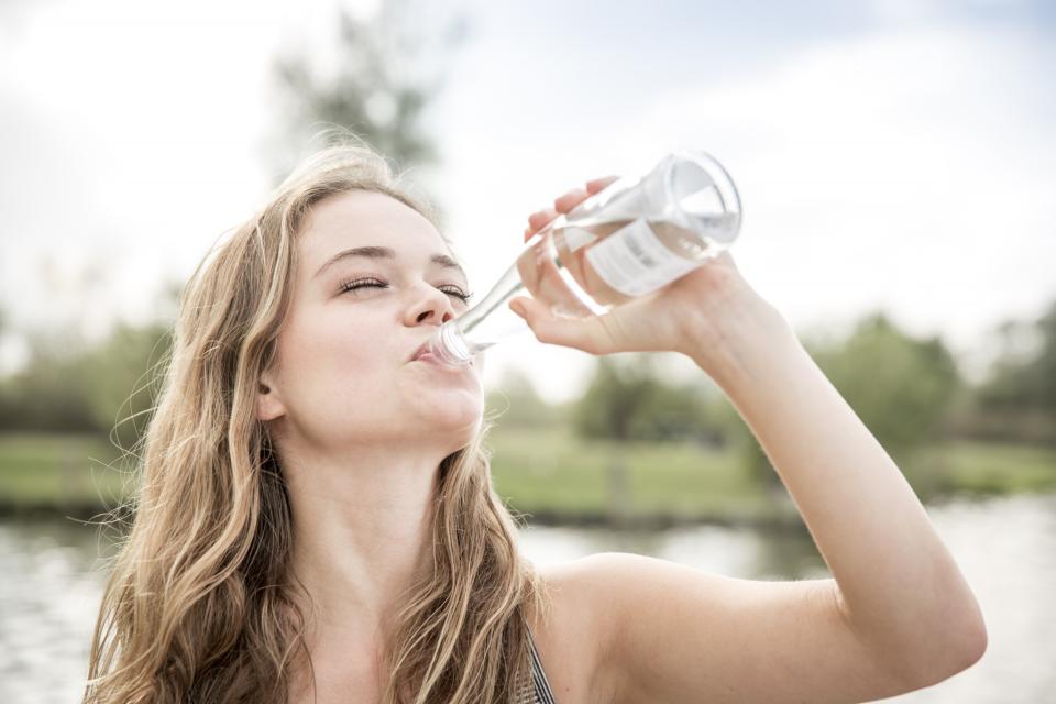 <p>Wasser trinken hilft auf vielerlei Weise gegen Übergewicht. Bereits das Erwärmen von Raum- auf Körpertemperatur in unserem Körper verbrennt Kalorien. Menschen mit Übergewicht wird zudem empfohlen, vor den Mahlzeiten ein großes Glas Wasser zu trinken. Das füllt nicht nur den Magen, sondern soll vor der Nahrungsaufnahme Kreislauf und Stoffwechsel ankurbeln. Und wer zuckerhaltige Softdrinks oder auch Fruchtsäfte durch Wasser ersetzt, spart jede Menge Kalorien. (Bild: Getty Images) </p>