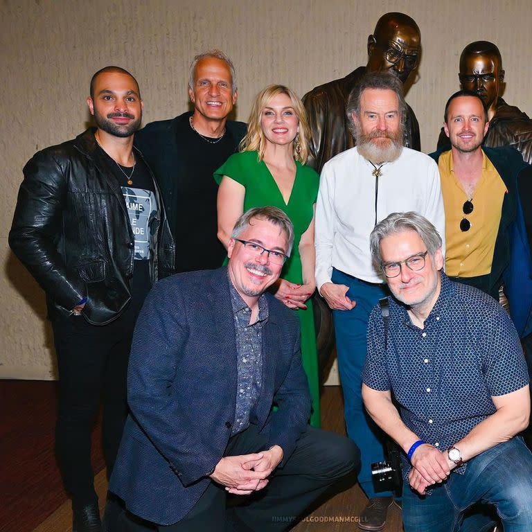 El elenco posó junto a las estatuas en Albuquerque, Nuevo México.