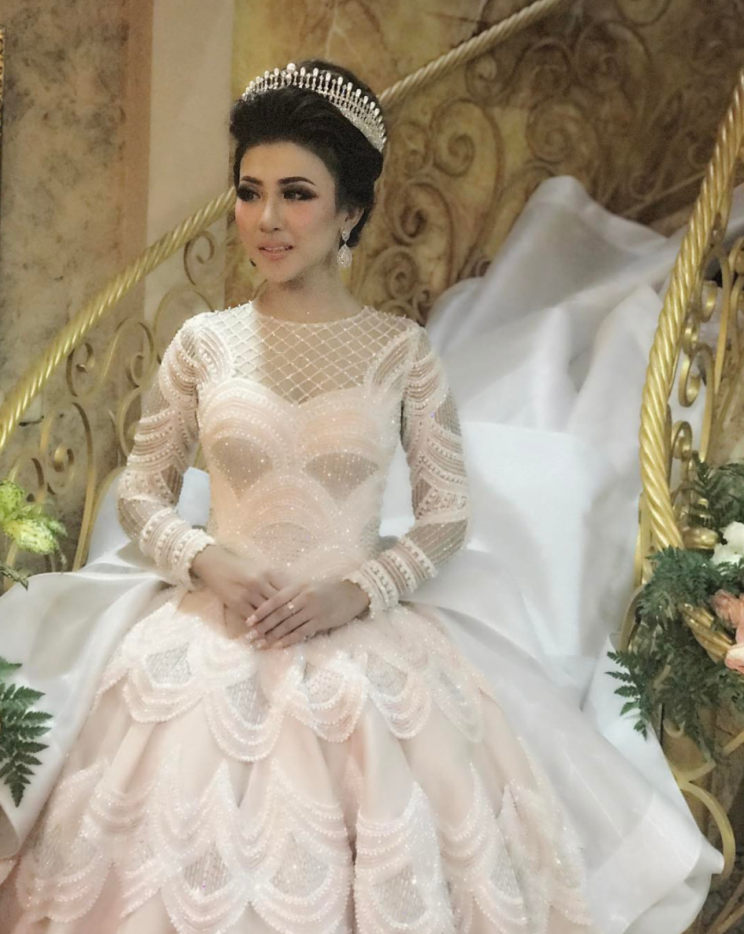 <i>Intan Azzara’s Cinderella-style wedding dress has racked up almost 200,000 likes [Photo: Instagram/ivan_gunawan]</i>