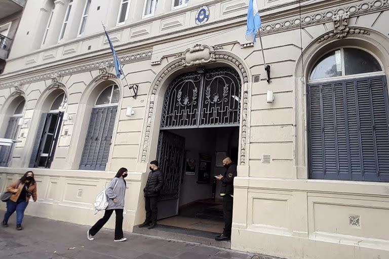 Las clases públicas se dictaron en el hall central de la Facultad de Psicología, en la avenida Independencia 3065, para dar visibilidad al reclamo