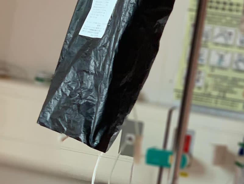 ▲有些醫院在特定情況時，會在點滴外套上一層「黑色塑膠袋」，對此也有急診醫師出面解惑其用途和意義。（圖／翻攝自Icu醫生陳志金臉書）