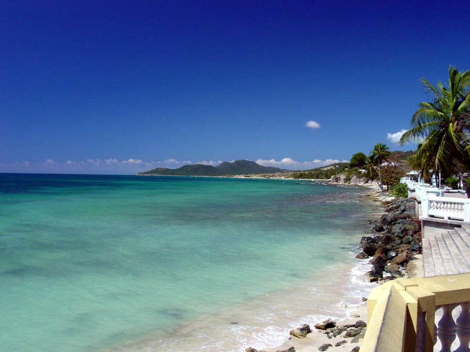 <b>Vieques, Puerto Rico </b><br>Con sus calas y playas prístinas, algunas partes de la isla son refugio nacional de su fauna para proteger a las tortugas marinas, lagunas y manglares. La famosa bahía bio-luminiscente de la isla está llena de organismos microscópicos que destellan un azul brillante e iluminan el agua. Foto: <a href=" http://www.flickr.com/photos/michaelbuck/" rel="nofollow noopener" target="_blank" data-ylk="slk:Michael Buck;elm:context_link;itc:0;sec:content-canvas" class="link ">Michael Buck</a>