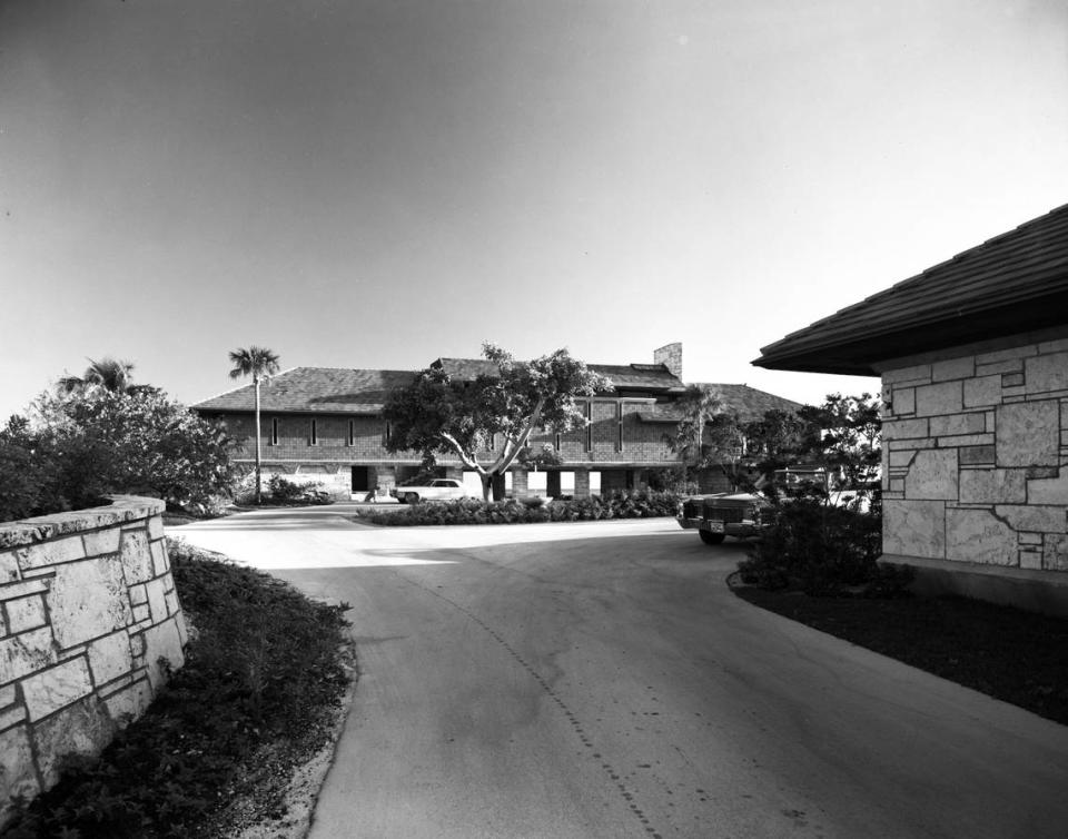 A view taken by architectural photographer Ezra Stoller of Miami architect Alfred Browning Parker’s waterfront 1963 home in Coral Gables shortly after it was built shows the entry court with the garage to the right and the main house at rear.