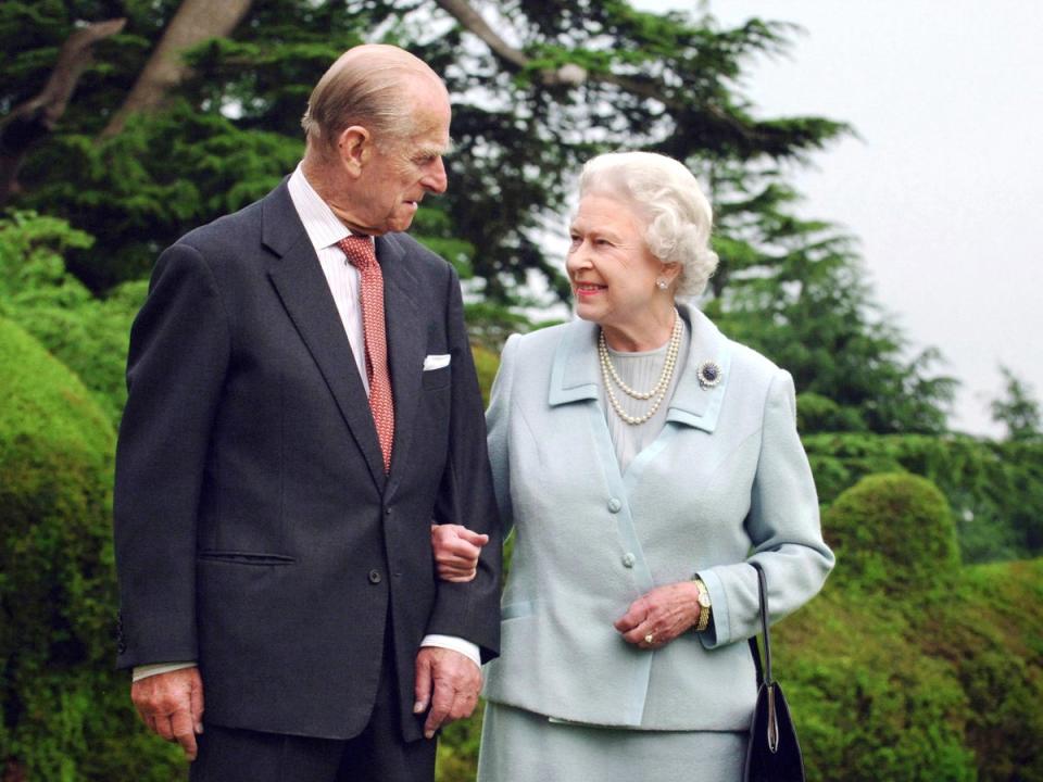 La Reina Elizabeth II y su esposo, el  Duque de Edimburgo caminan por Broadlands, Hampshire, en 2007 (POOL/AFP via Getty Images)