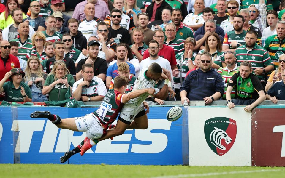 Courtnall Skosan of Northampton Saints is challenged by Guy Porter of Leicester Tigers and drops the ball during the Gallagher Premiership Rugby Semi Final match between Leicester Tigers and Northampton Saints - Getty Images