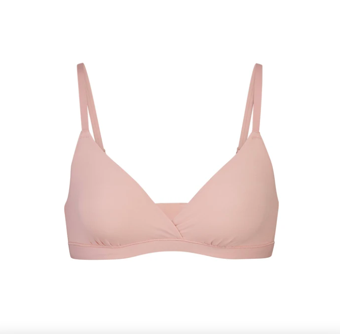 Bralette triangular Skims Fits Everybody - Skims, $ 52 CAD / $ 32 USD (Imagen vía Skims)