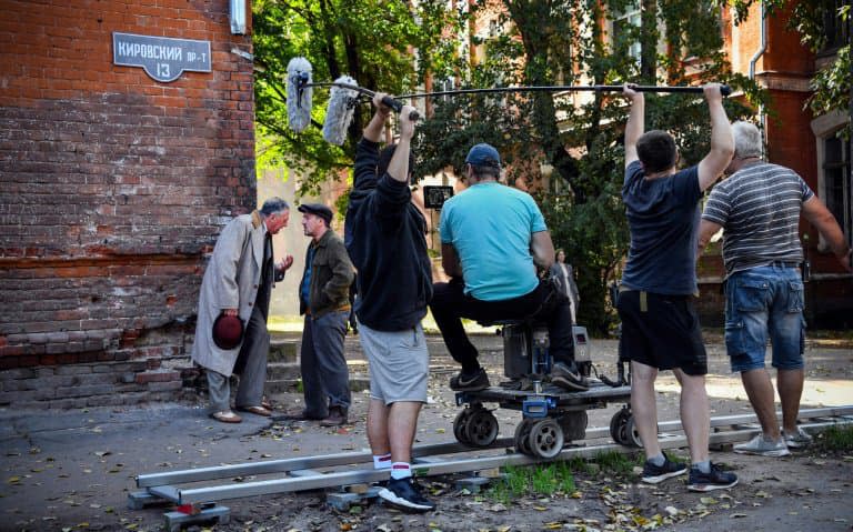 Une équipe de cinéma utlise la résidence décrépie Proletarka à Tver, Russie, pour un film se passant dans les années 1940, le 8 août 2020 - Alexander NEMENOV © 2019 AFP