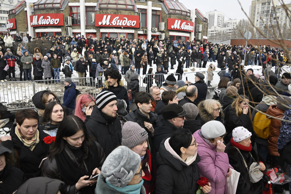 Zahlreiche Trauernde versammeln sich zu Nawalnys Beerdigung (Bild: Alexander NEMENOV / AFP)