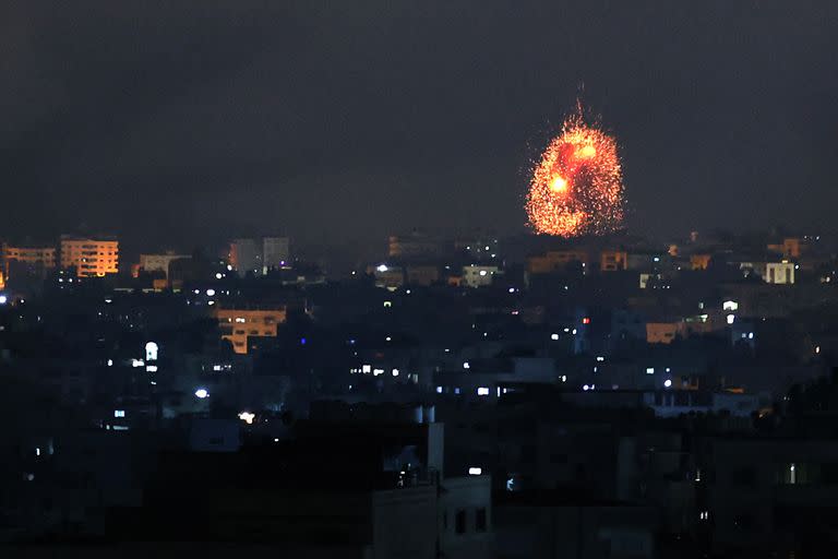 Una explosión ilumina el cielo tras un ataque aéreo israelí en Beit Lahia, en el norte de Gaza