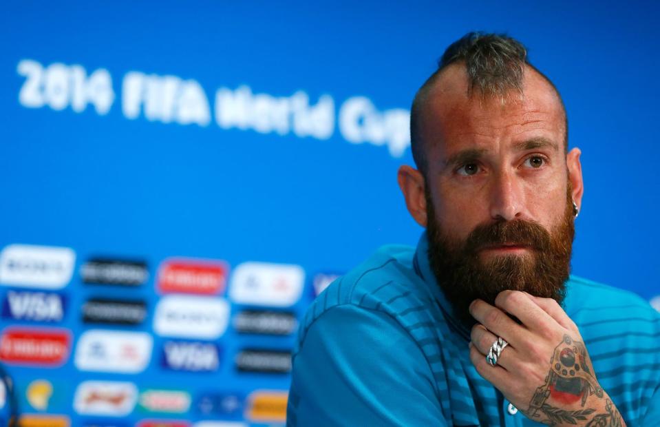 <p>Einen Irokesenschnitt von ganz anderem Kaliber präsentierte der Portugiese Raul Meireles bei der frisurentechschnisch herausragenden Brasilien-WM 2014. Dazu ein perfekt geölter Hipster-Bart - wie aus dem Männermagazin! (Bild: Kevin C. Cox/Getty Images)</p> 