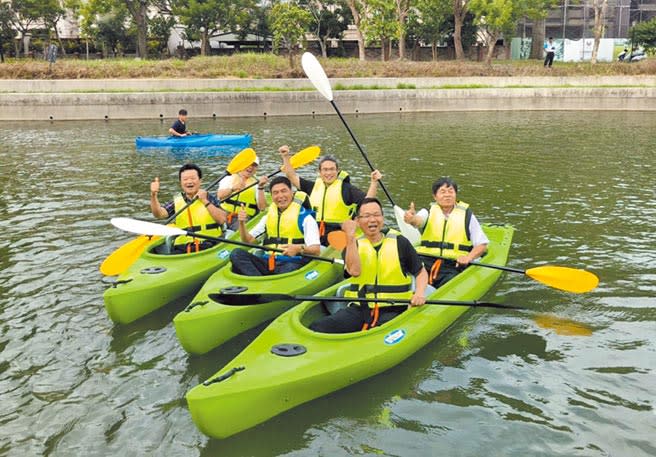 豐原葫蘆墩公園獨木舟體驗營吸引上千親子參與，台中市運動局長李昱叡、市議員陳清龍、陳本添、王朝坤也下水尬船。（王文吉攝）