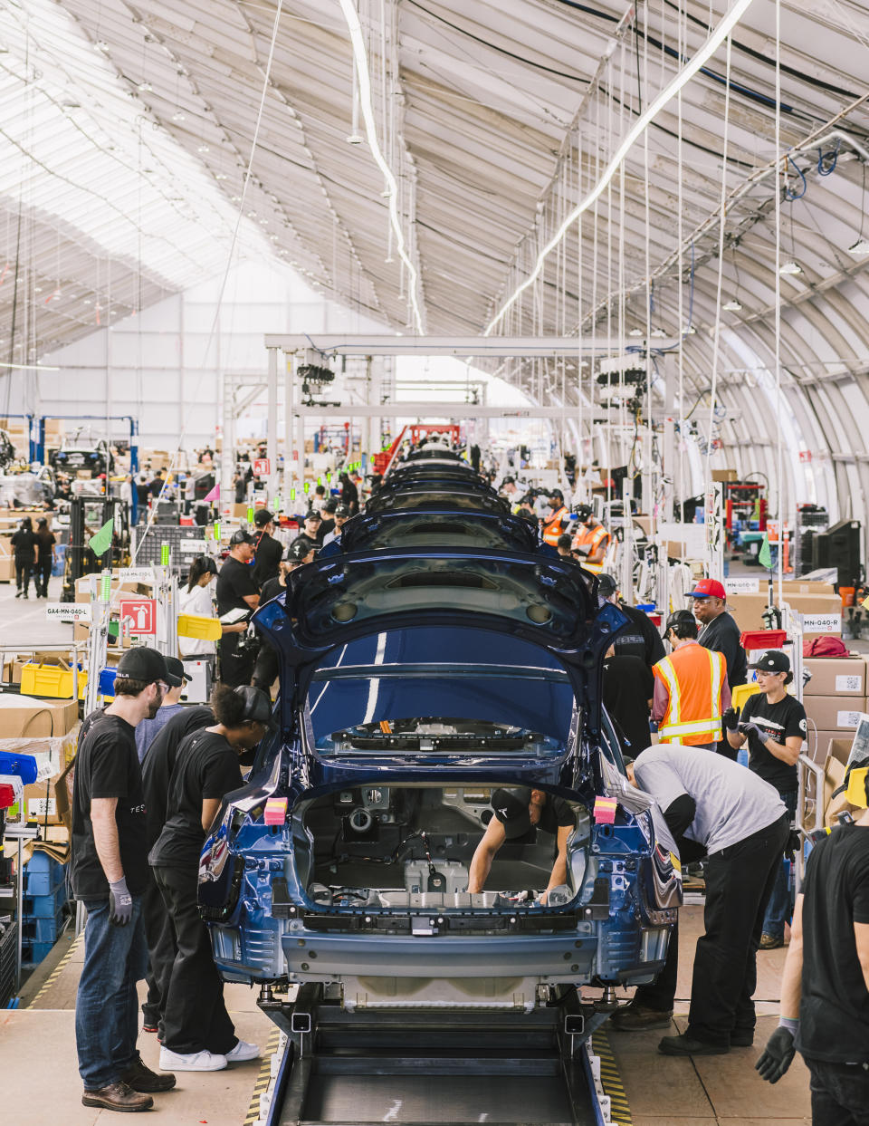 Empleados de Tesla en la línea de ensamblado del Model 3 en la fábrica de Tesla en Fremont, California, el 28 de junio de 2018. (Justin Kaneps/The New York Times).

