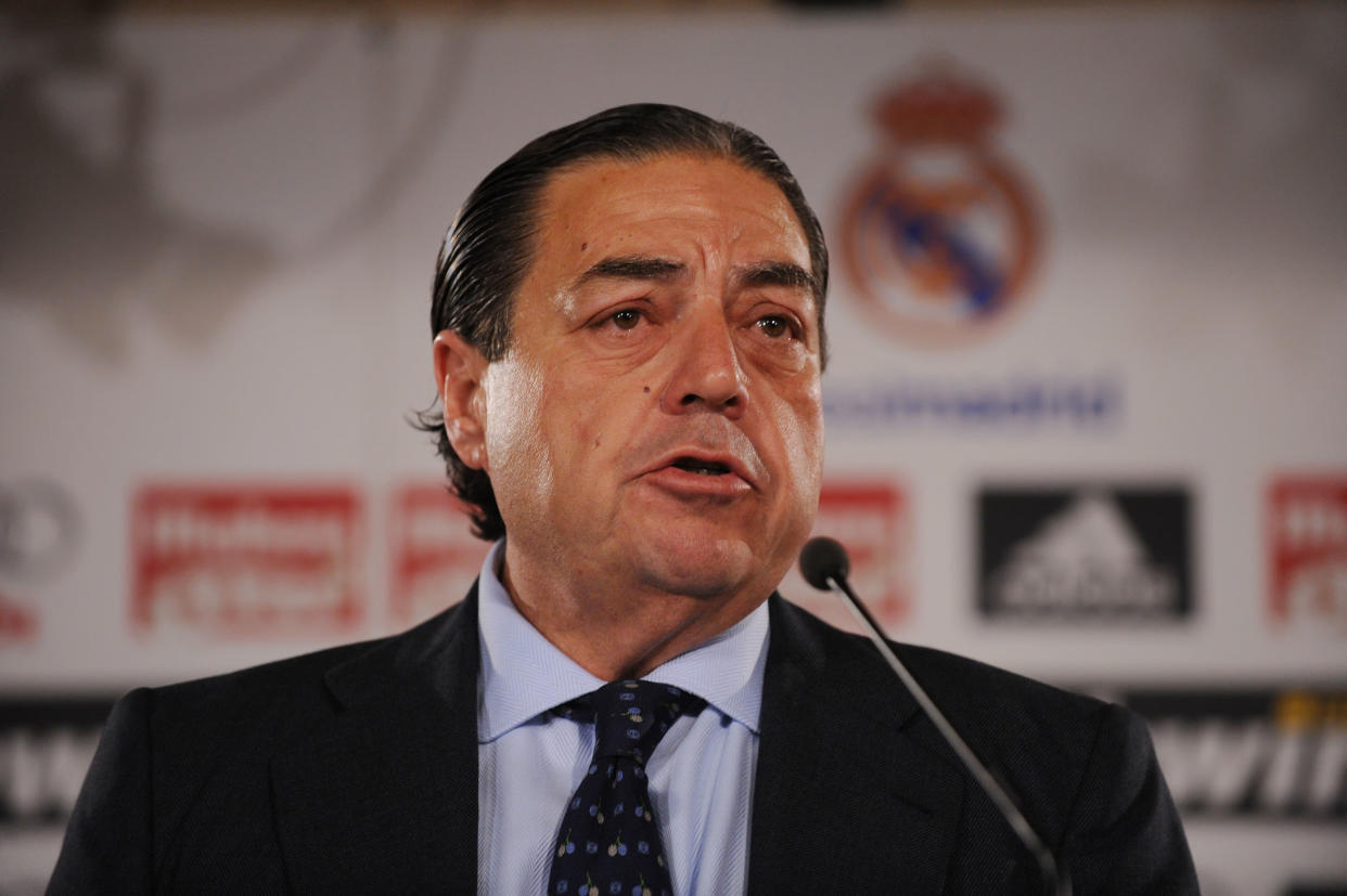 Vicente Boluda, presidente del Real Madrid en 2009, habla ante un micrófono