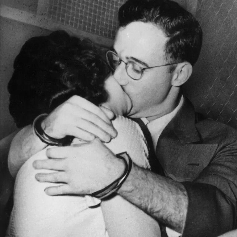 Julius y Ethel Rosenberg, esposados, se besan en la parte trasera de una furgoneta de la prisi&#xf3;n despu&#xe9;s de su comparecencia por traici&#xf3;n, en la ciudad de Nueva York, 1950