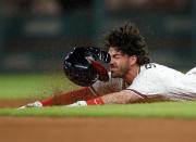 <p>Dansby Swanson von den Atlanta Braves rutscht auf die zweite Base zu und verliert dabei glatt seinen Helm. Der Schnappschuss entstand während des siebten Innings im Spiel gegen die Philadelphia Phillies. (Bild: John Bazemore/AP Photo) </p>