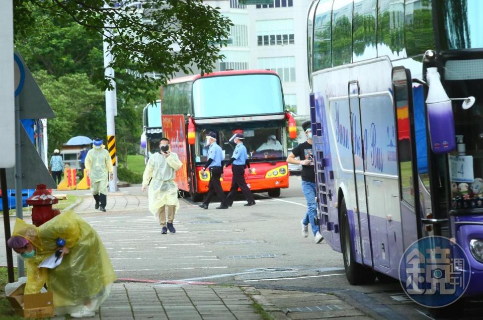 疫情從重災區雙北市向南延燒，就連科技重鎮新竹科學園區也拉警報。