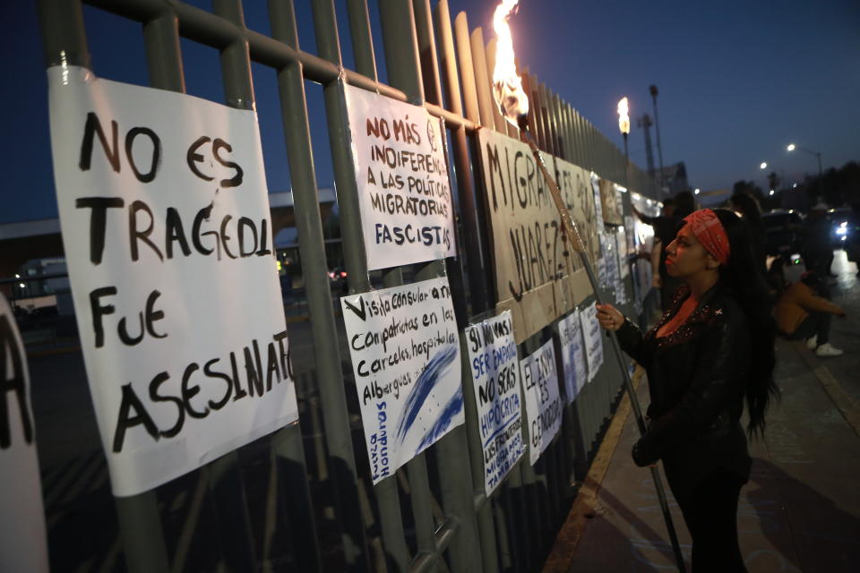 Un grupo de personas protesta tras la tragedia en un centro migratorio (Foto: Christian Torres/Anadolu Agency via Getty Images)