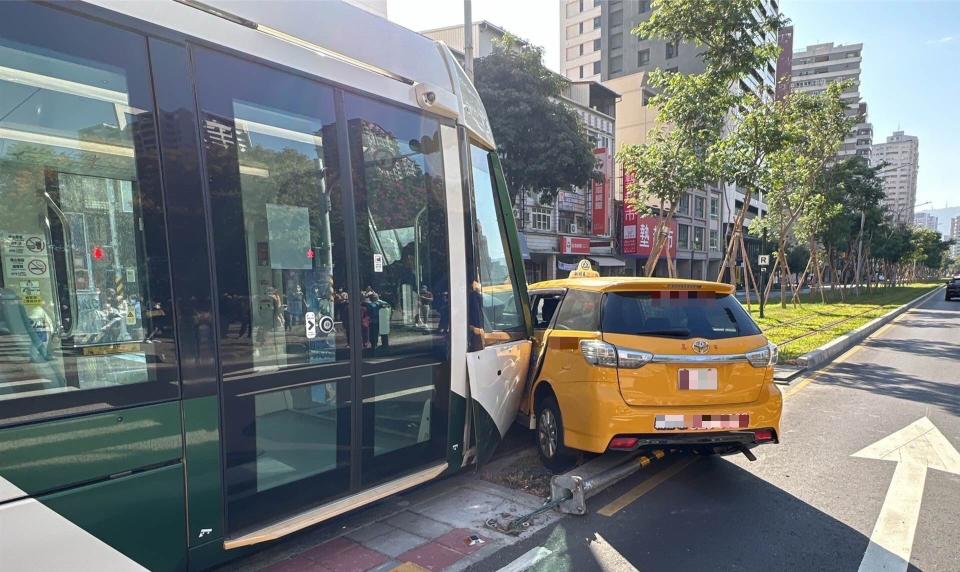 一輛計程車今天下午在南屏路口違規左轉時與輕軌列車碰撞，這也是高雄輕軌2022年第14起碰撞事故。（高雄捷運公司提供）
