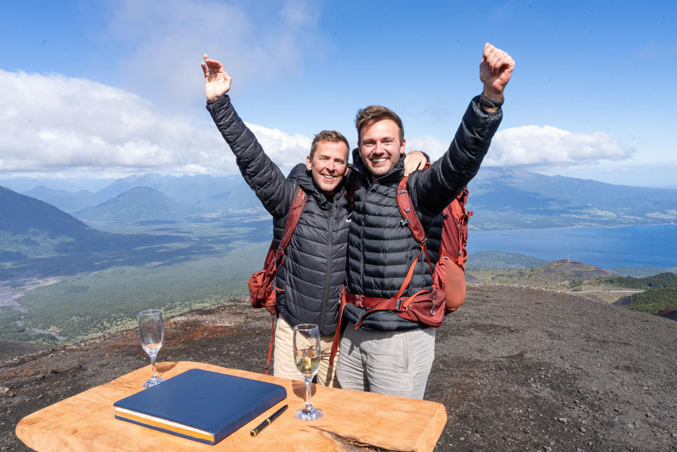 Mills y Vaughan en el campamento base del Volcán Osorno en Frutillar, Chile