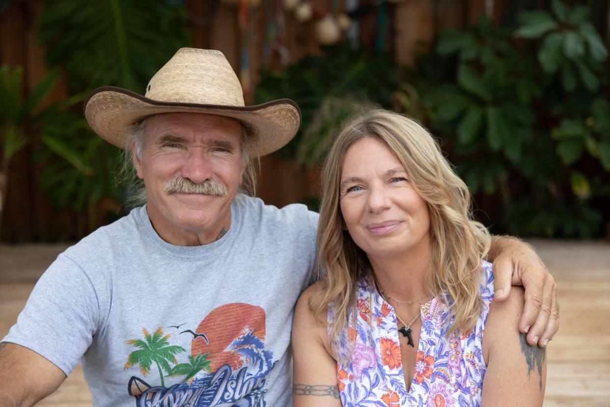 Mit seiner Frau Manu lebt Konny Reimann auf Hawaii. Ihre Abenteuer gibt es in der TV-Sendung "Willkommen bei den Reimanns" (Kabel Eins) zu sehen. (Bild: Kabel Eins / Lucie Silveira)