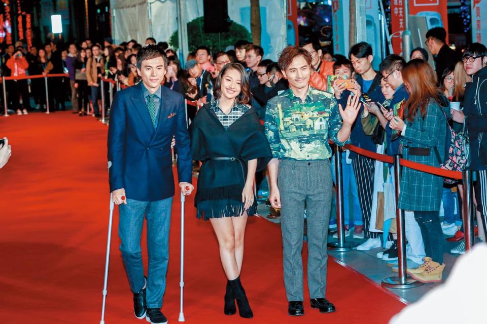 宋寧峰（左）來台參加金馬獎前耍了個笨，因為講電話而失足摔傷，只能拄著拐杖走紅毯。